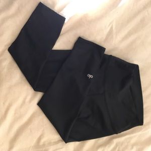 ALO HIGH-WAIST AIRBRUSH CAPRI in BLACK GLOSSY